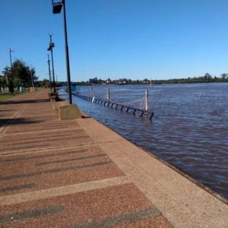 El río Uruguay crece y pone en alerta a seis pueblos correntinos