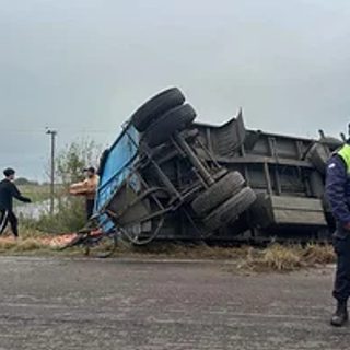 Volcó un camión con tomates y morrones en Corrientes