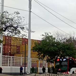 Nueva costanera: bloques de hormigón con plantas dividen los carriles