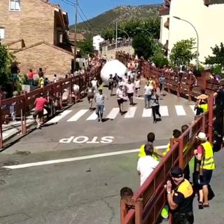 Una bola gigante reemplaza a los toros en fiesta española