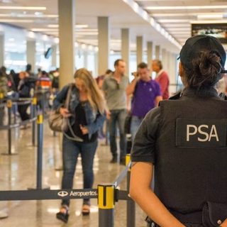 Milei firmó un DNU para expulsar extranjeros que agravien al país
