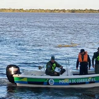 Itatí: la Policía patrulla en lancha los barrios anegados por la crecida