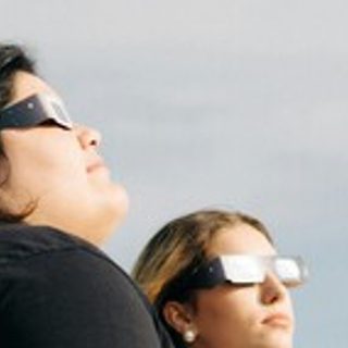 Qué le pasa a tus ojos si miras directamente un eclipse solar: pequeña guía para no terminar con una retinopatía