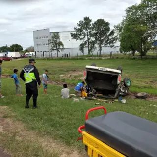 Volcó una pick up tras chocar con un camión del Correo en la RN 12