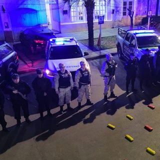 Corrientes: escapan de un control y abandonan 16 kilos de marihuana