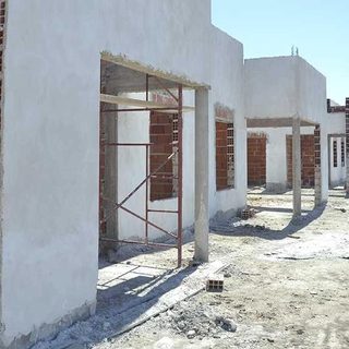 Obreros denuncian despidos y sueldos impagos en obra del INVICO