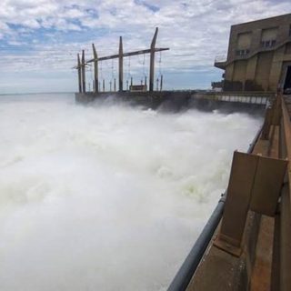 Yacyretá abre compuertas y alerta por crecida del Paraná