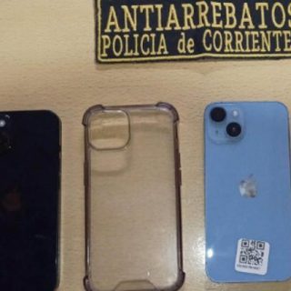 Recuperan dos iPhone robados que llevaban jóvenes en una plaza
