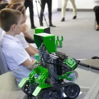 Veintiún chicos de la UNNE compiten con 13 robots en el Maker-Tech