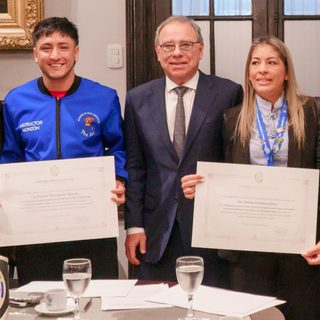 Diputados de Corrientes distinguió a dos campeones deportivos