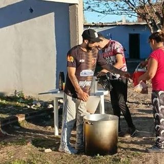 Crecida en Corrientes: vecinos cocinan para 150 personas y piden leche, no plata