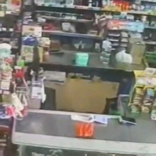 Denuncian a una cajera por desviar pagos a su propio QR en un supermercado