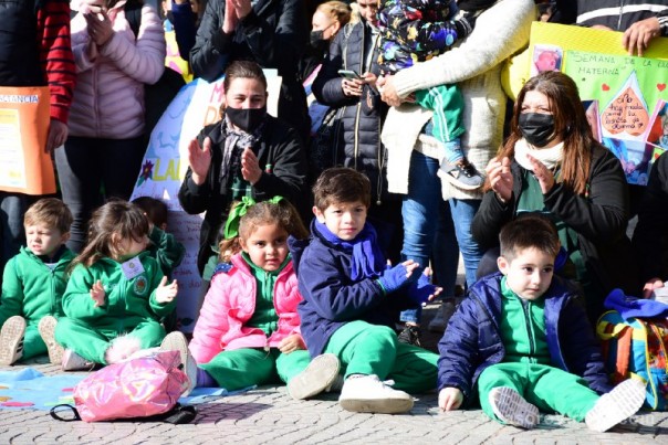 Niños de distintos CDI recorrieron la peatonal Junín concientizando sobre la Lactancia