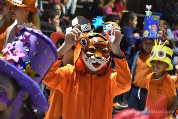 Así vivieron la última noche de desfile alegórico de la #Estudiantina2023 en el Corsódromo local