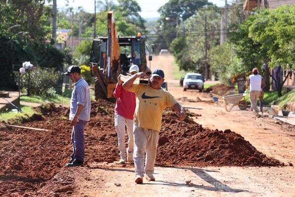 Avanza la construcción del cordón cuneta por calle Pueyrredon,