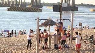 Playas de Corrientes: importante presencia de bañistas en el inicio de la temporada