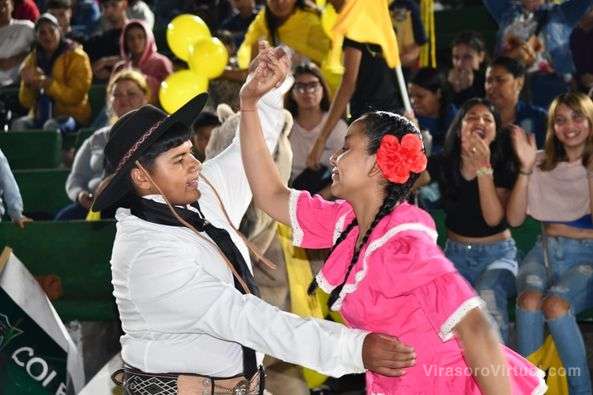 Postales de lo que fue el show de colegios y bailes en pareja