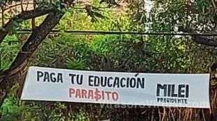 Pagá tu educación parásito": qué dijeron los militantes de Milei y la Unne por el cartel