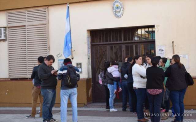 Tutores volvieron a reclamar frente a la San Vicente de Paul