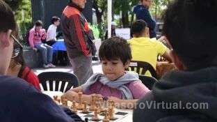 Torneo de ajedrez al aire libre con 28 equipos