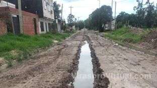 Vecinos reclaman por arreglos en una calle socavada desde hace dos años