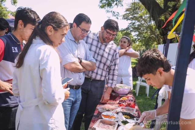 Acompañaron a los alumnos de la Escuela Normal en su feria de microemprendimientos!