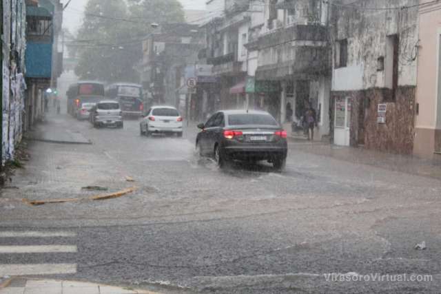 El Servicio Meteorológico Nacional informó este viernes que rige un alerta naranja por lluvias