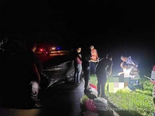 En Saladas, un hombre de 66 años, falleció, y una mujer resultó gravemente herida al ser atropellados por un camión