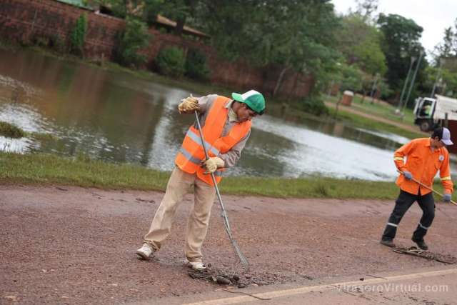Los equipos municipales continúan trabajando en la limpieza
