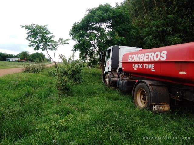 Con la ayuda de los Bomberos Voluntarios se acercaron al Paraje los Bretes y Vialidad