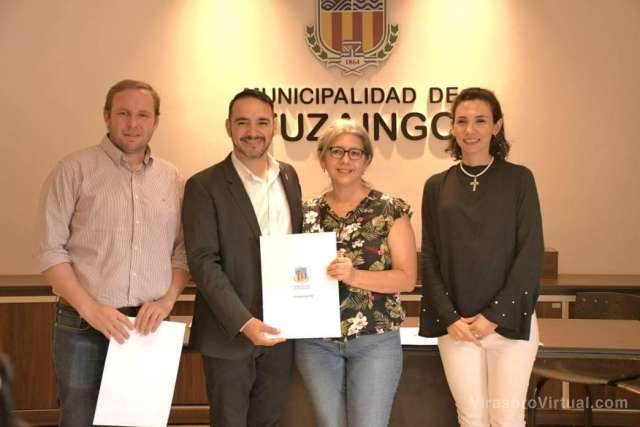 El intendente Juan P. Valdés junto al viceintendente E. Nicolás y la Diputada Ana Améndola, hicieron entrega de 10 títulos a