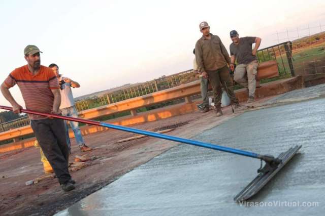 Gracias al Gobierno Provincial avanza la reconstrucción de la losa de aproximación al puente del Arroyo Ita Cua
