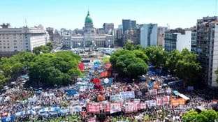 Gremios, movimientos sociales y dirigentes locales realizaron masivas movilizaciones en todo el país en rechazo al DNU
