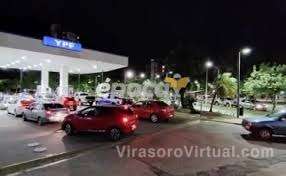 Las estaciones de servicio en la capital de Corrientes experimentan largas filas en la tarde,