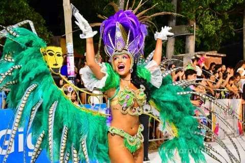 La tercera noche de Carnavales Barriales en el 17 de Agosto atrajo a un gran público,