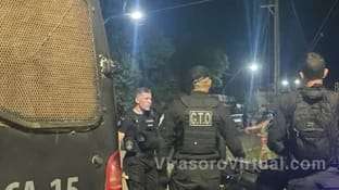 Durante el Carnaval en Mercedes, Corrientes, una mujer persiguió y chocó al móvil policia