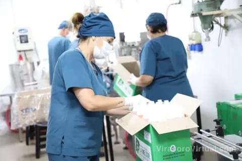 El ministro de Salud Pública, R. Cardozo, visitó la Planta de Medicamentos de Ctes (Plamecor) para supervisar la produccion