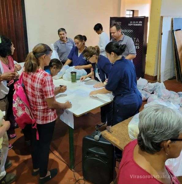 Entrega de Alimentos del PASAM y del programa AEA, en el Gimnasio Municipal