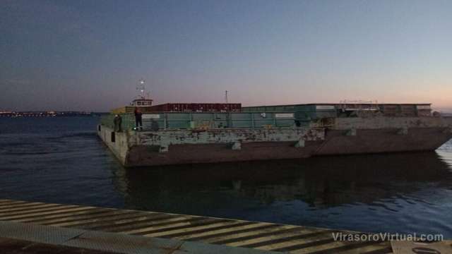 Desde el puerto de Posadas-Santa Ana, partió el primer convoy con producción del mega aserradero correntino