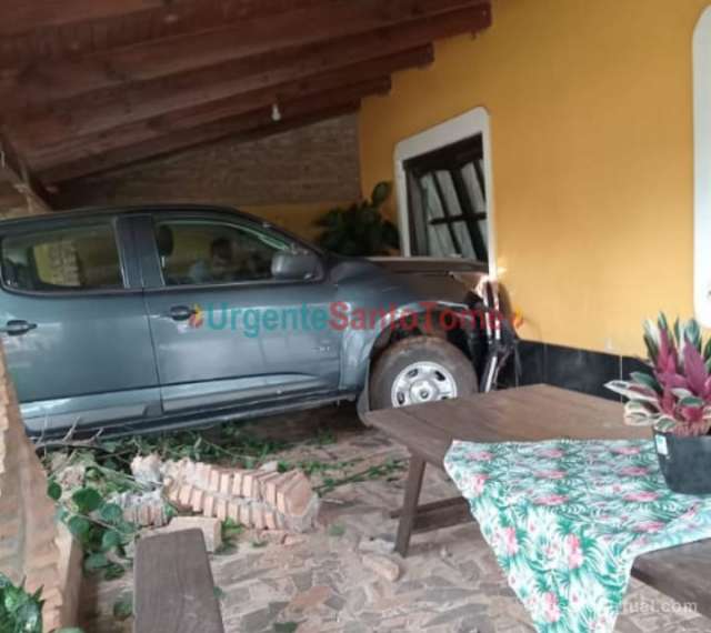 Una camioneta gris impactó contra una vivienda en Santo Tomé, provocando daños significativos
