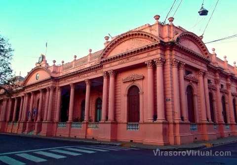 El gobernador de Corrientes decidió no declarar asueto provincial por el Día de la Mujer,