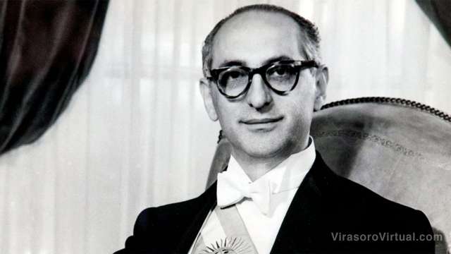 La Juventud Radical de Santo Tomé restauró un monumento en honor al ex presidente Arturo Frondizi,