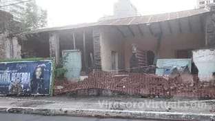 Se derrumbó el muro de una casa en el centro de Corrientes