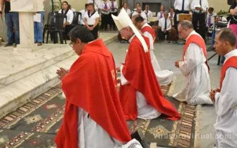VIERNES SANTO En la Catedral de Corrientes, el pueblo católico recordó la Pasión y Muerte del Señor