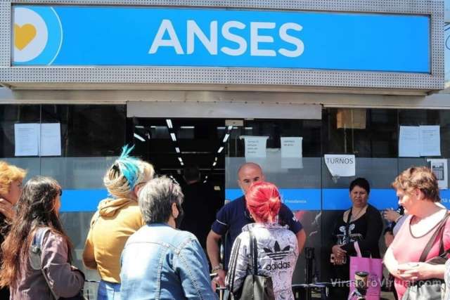 El esquema de pagos de jubilaciones y pensiones de abril se divide en dos tramos
