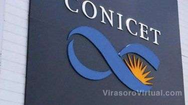 Decenas de trabajadores del CONICET se vieron obligados a hacer fila para verificar si habían sido despedidos,
