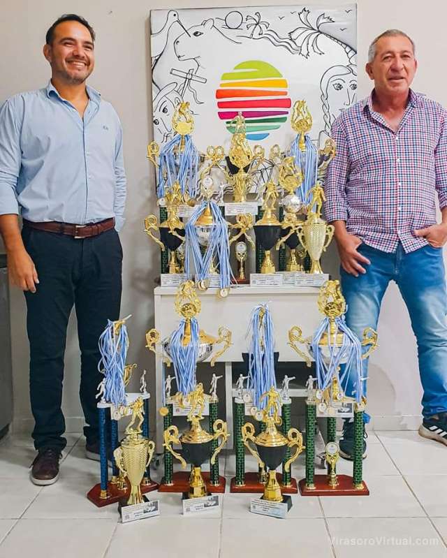 El intendente J P Valdés y el director de deportes comunitarios  "Viruta" Nuñez presentaron las copas que se entregarán