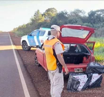 En Sto Tomé, personal de Prefectura detuvo un automóvil rojo y encontró paquetes de cigarrillos de contrabando