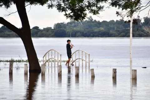 La crecida del Río Uruguay en Monte Caseros ha provocado el corte de una calle en la costanera