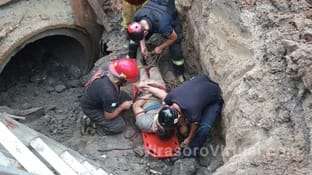 Rescatan a un obrero que cayó a un pozo
